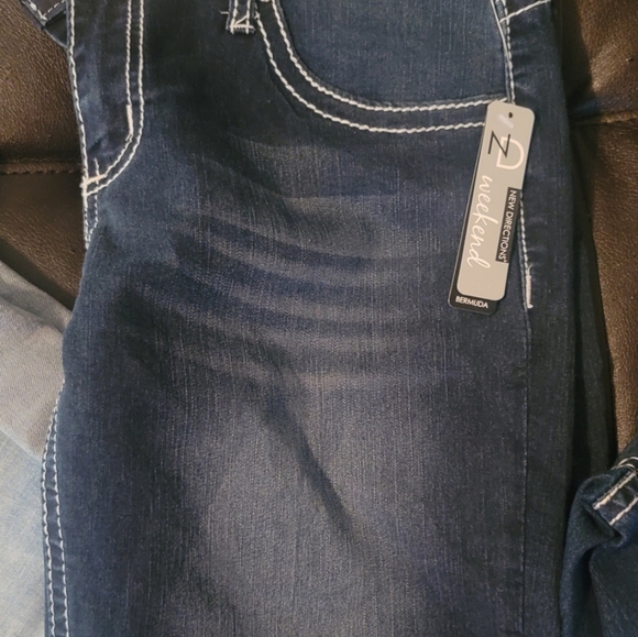 BNWT Bundle of 4 Women's Capris/Shorts - Sizes 6/8 - Picture 15 of 16